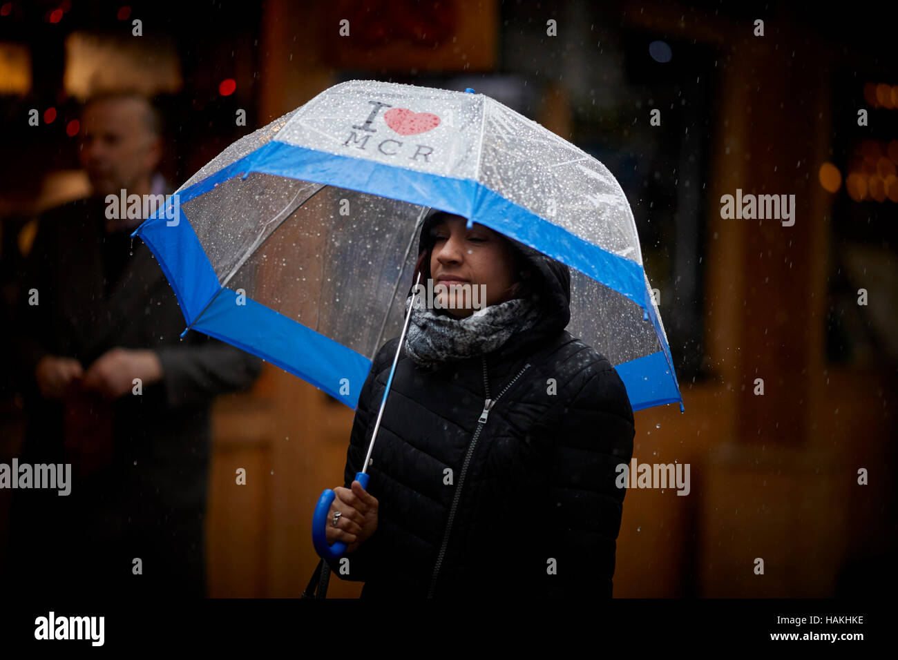 Manchester-Weihnachtsmärkte Regen ich liebe MCR Regenschirm auf befahrenen Straße wieder Dame feucht Stockfoto