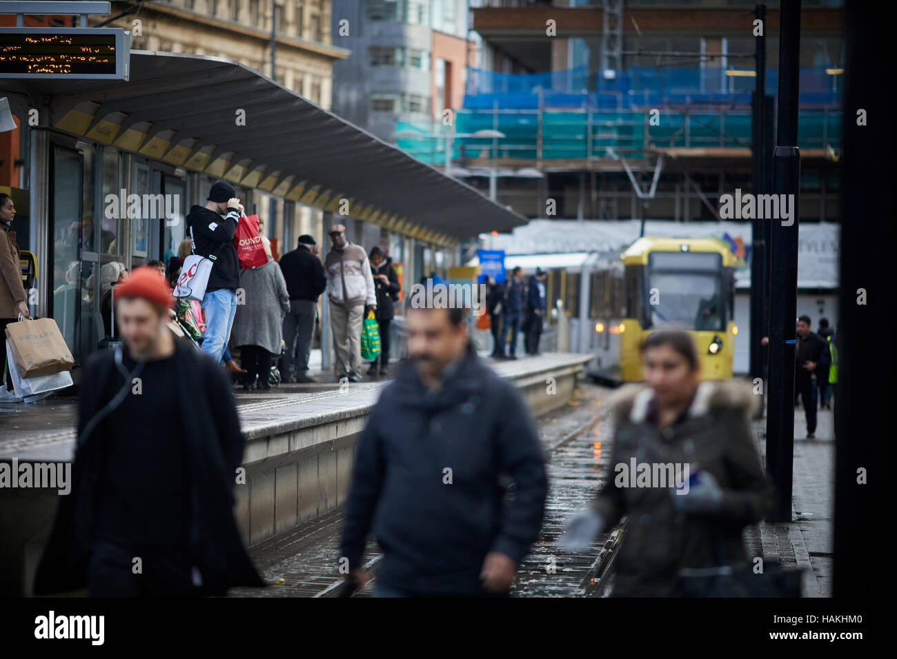 Manchester Piccadilly Garden Straßenbahnhaltestelle Halt Bahnhof beschäftigt Straßenbahn Metrolink Stadtbahn schnelle Pendler Transport Einheiten moderne Transporte Fahrzeuge) Stockfoto