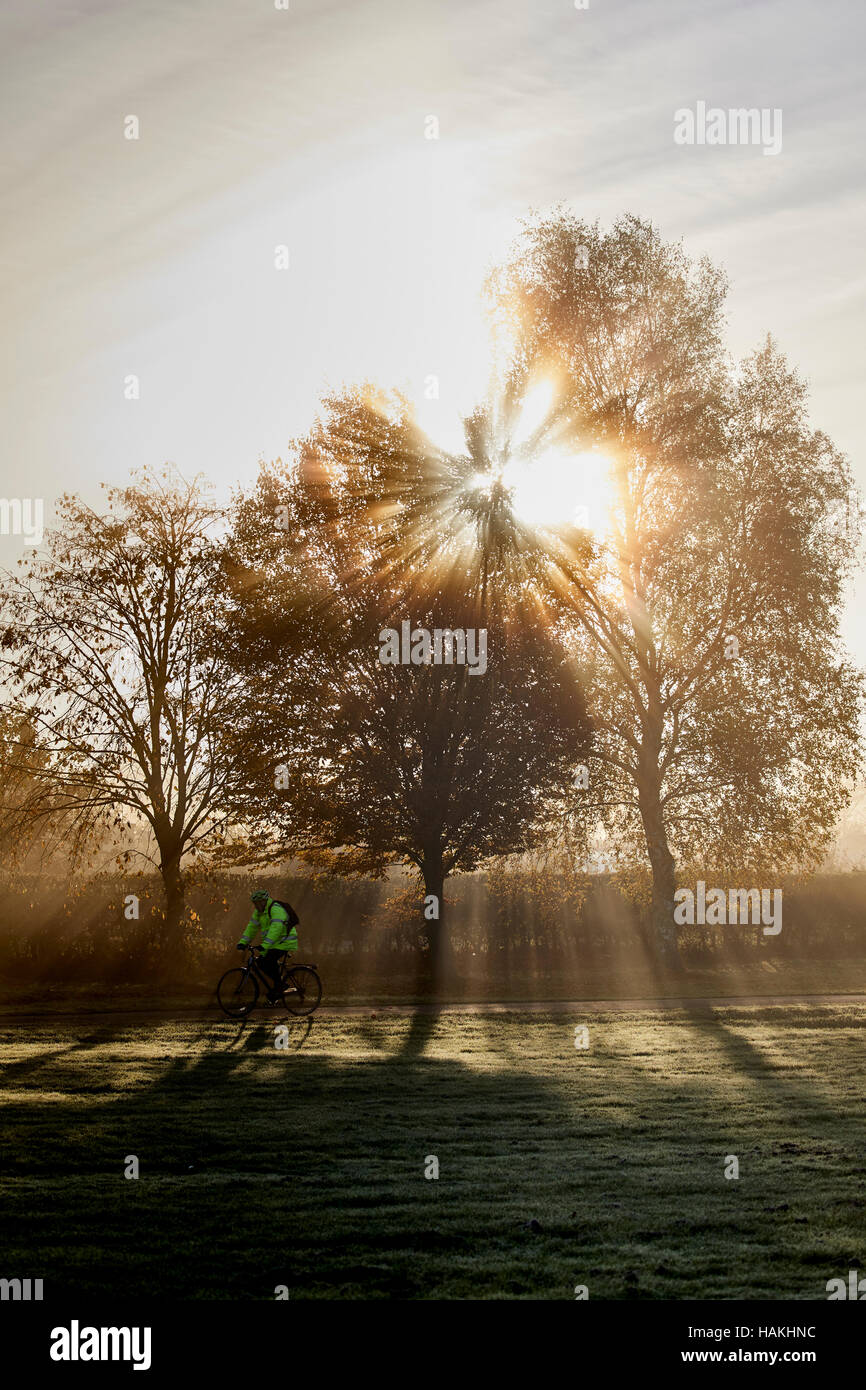 York Racecourse Nebel Nebel Radfahrer Route durch Los Pendler Pendler Pendler Bike Biker Bike Fahrrad Radsport Radsportler unterwegs verfolgen Stockfoto