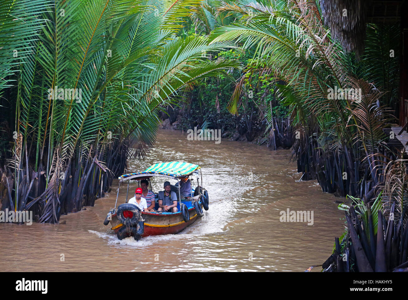 Touristenboot auf Kanal auf Con Lan (Einhorn) Insel, in der Nähe von My Tho, Mekong-Delta, Vietnam Stockfoto
