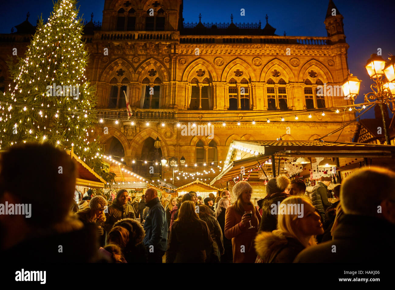 Chester deutsche Weihnachtsmärkte Rathaus außen Weihnachten Xmas festliche Saison Geschenk Markt Basar Hersteller Händler Händler unab Marktstände Stockfoto