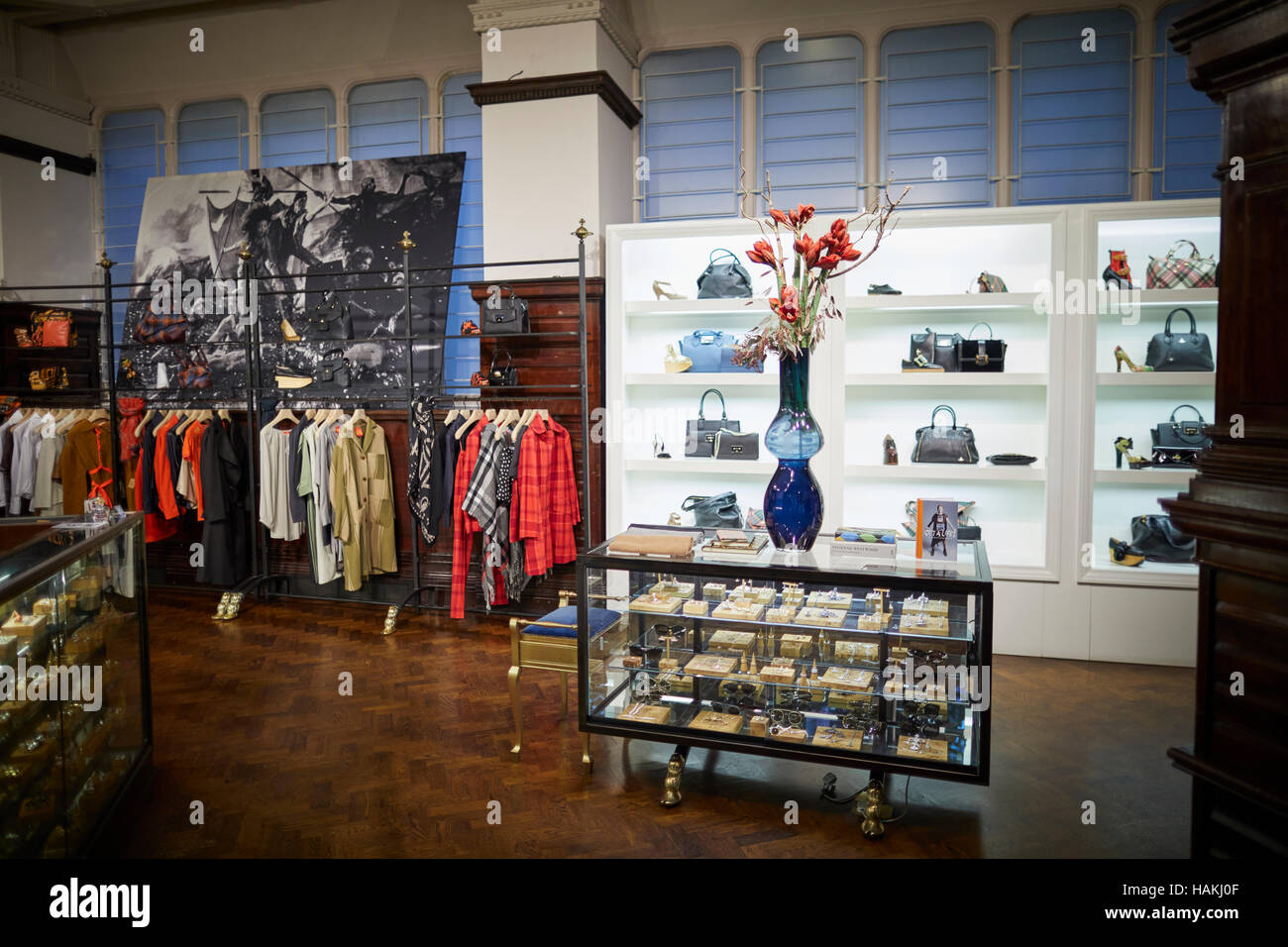Manchester Vivienne Westwood shop Innenraum Damen King Street Fashion Designer kultigen Stil aus Glossop Klamotten Kleiderbügel Racks Abteilung Sho Stockfoto
