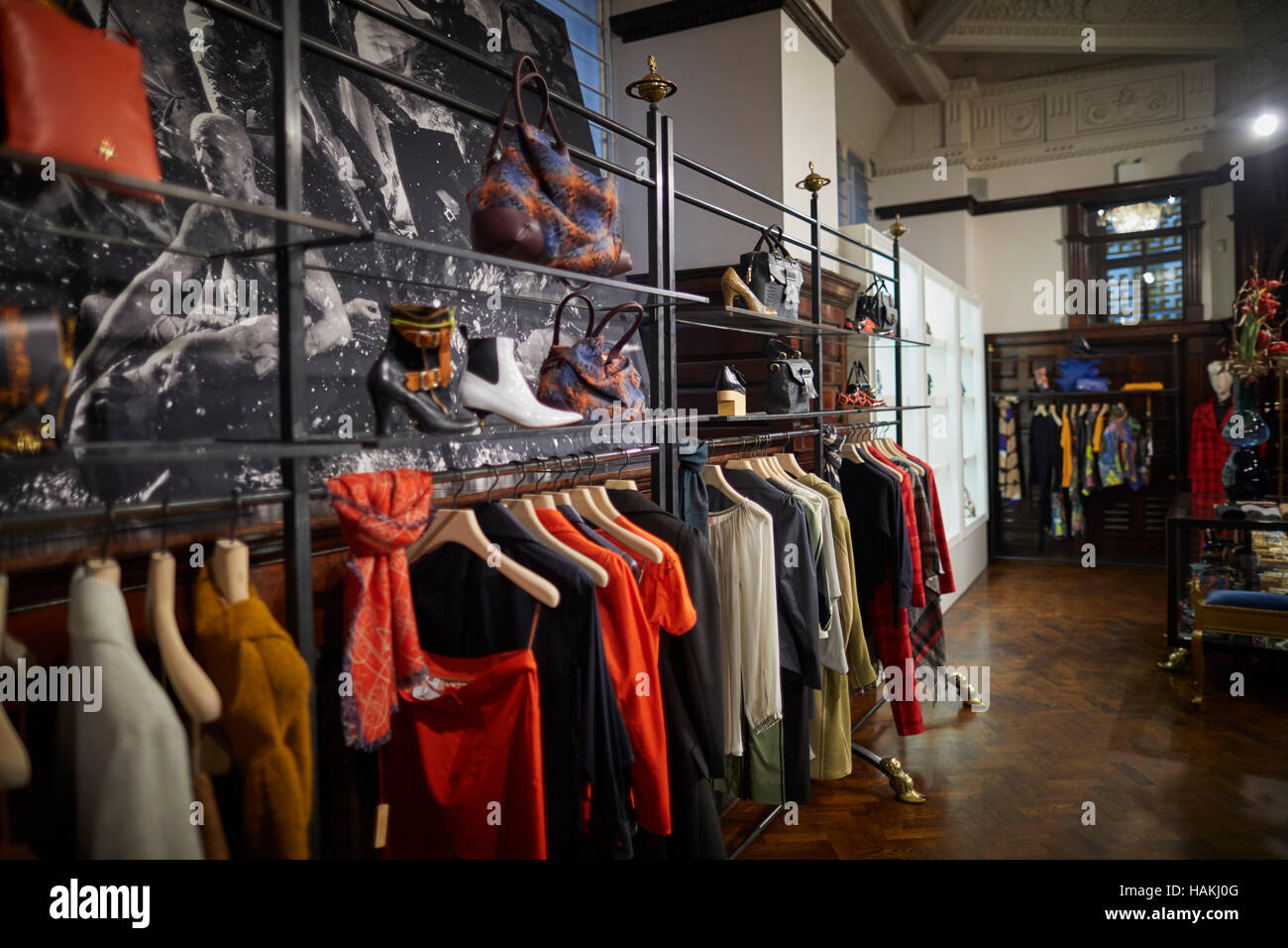 Manchester Vivienne Westwood shop Innenraum Damen King Street Fashion Designer kultigen Stil aus Glossop Klamotten Kleiderbügel Racks Abteilung Sho Stockfoto