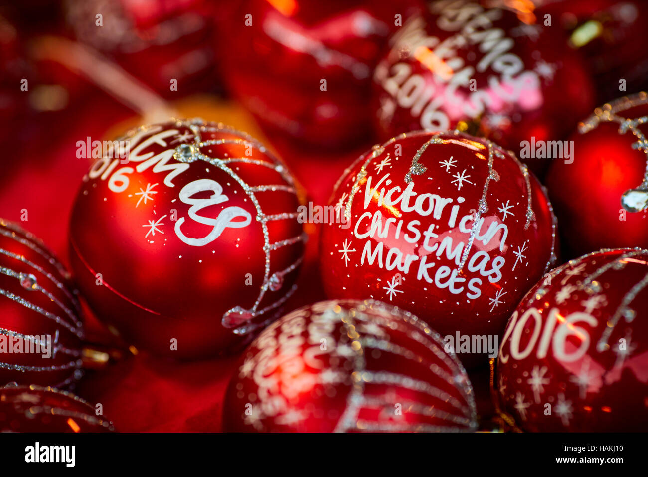 Manchester Stände Weihnachten Märkte Weihnachtsbaumkugeln up Gesicht rot Geschenk handwerklich traditionellen Dekorationen viktorianischen Weihnachten Winter Festiv close Stockfoto