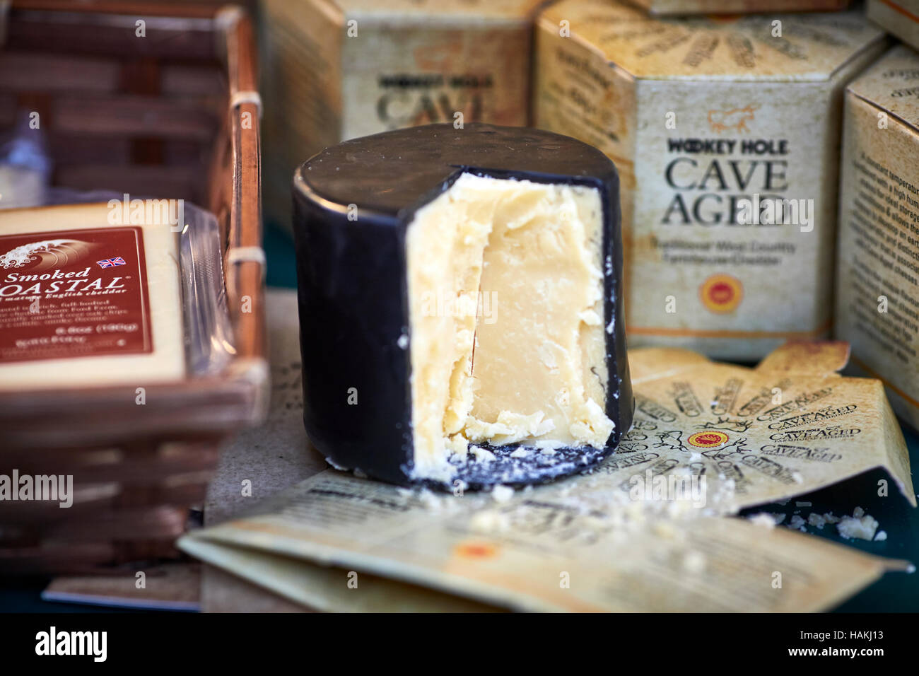 ARTISAN Käsemarkt aufgeschnitten in Wachs Mantel bedeckt Milch unterschiedlichsten Aromen, Texturen und Formen Milchprodukt für Verkauf Probe versuchen kaufen Käsewachs Stockfoto