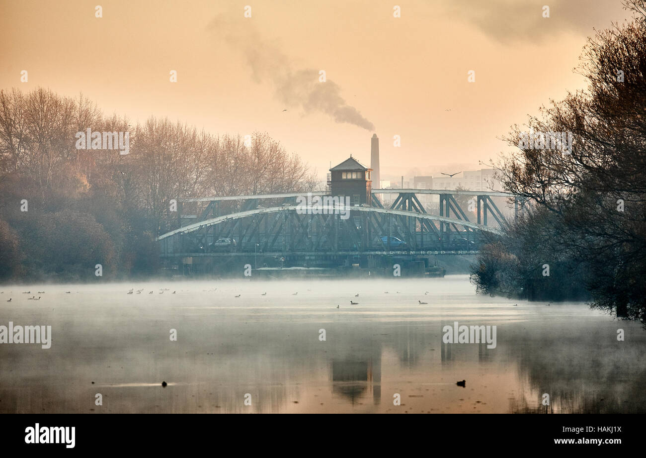 Barton Straße Swing Bridge Road Bridge Manchester Ship Canal Trafford Exemplar Licht Nebel hübsche Wahrzeichen malerischen landschaftlichen Barton schwingen-Aquädukt ca Stockfoto