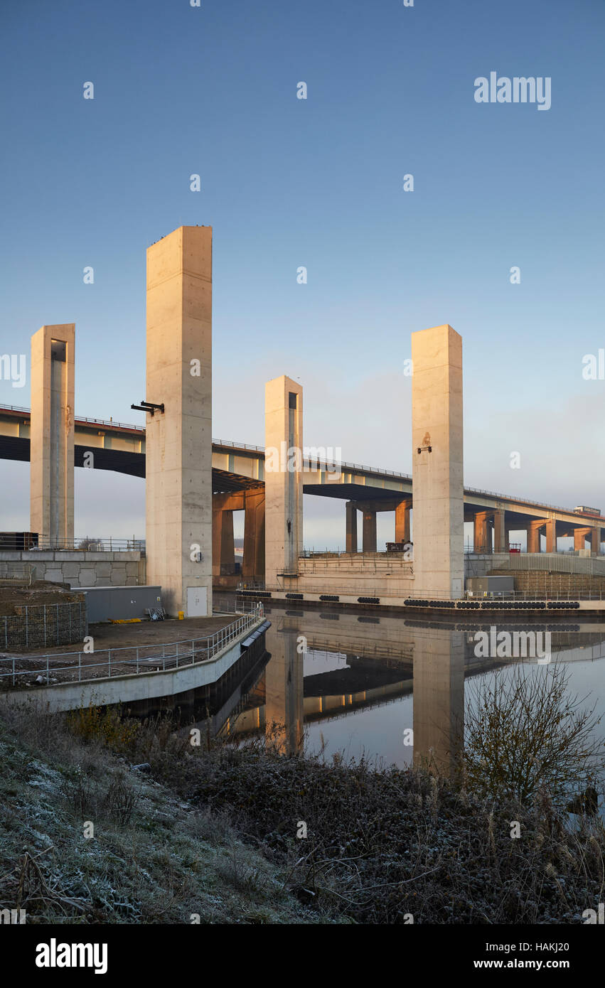 Barton Brückeneinsturz heben Brücke Trafford zweispurigen Manchester Ship Canal vier riesige Säulen Straßenbau Bau Website unter baugewerblicher Stockfoto