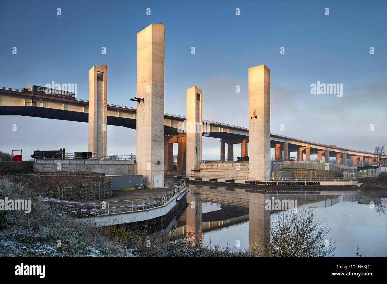 Barton Brückeneinsturz heben Brücke Eddie Stobbart LKW Trafford zweispurigen Manchester Ship Canal vier riesige Säulen Straßenbaustelle Stockfoto