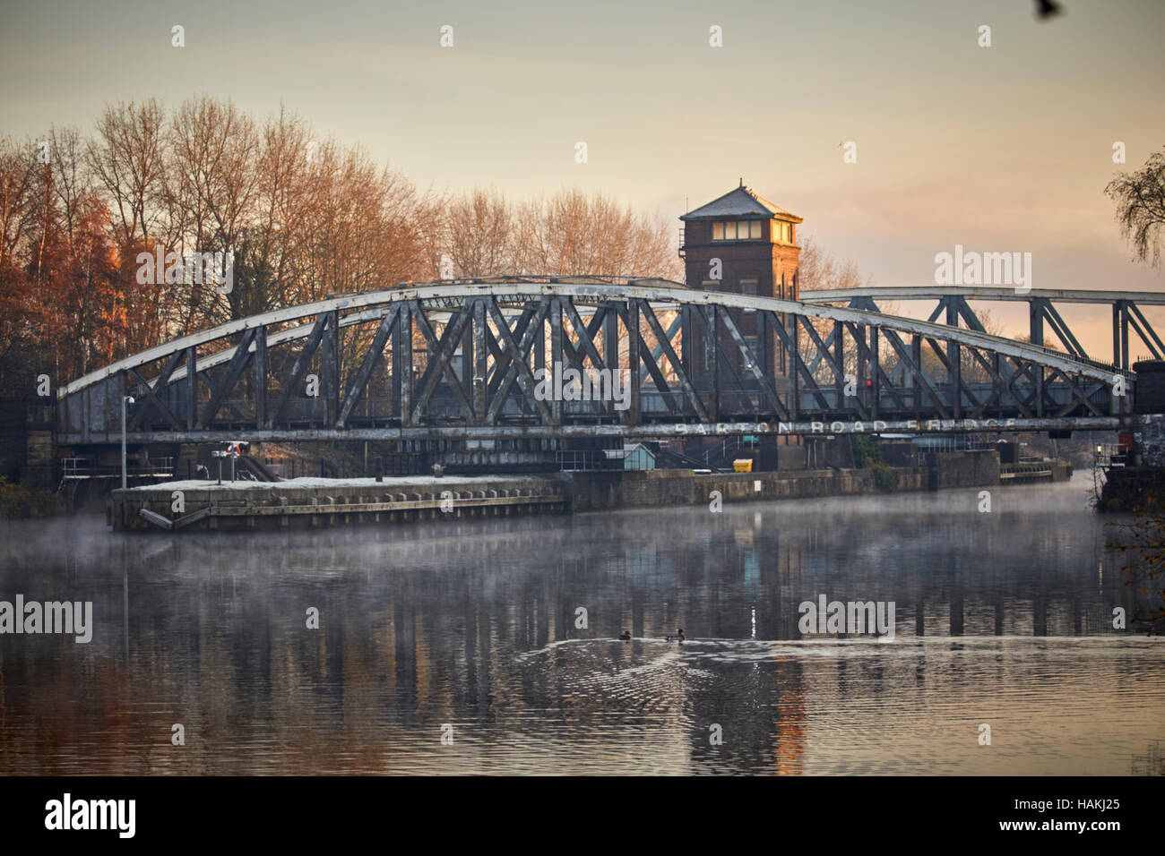 Barton Straße Swing Bridge Road Bridge Manchester Ship Canal Trafford Exemplar Licht Nebel hübsche Wahrzeichen malerischen landschaftlichen Barton schwingen-Aquädukt ca Stockfoto