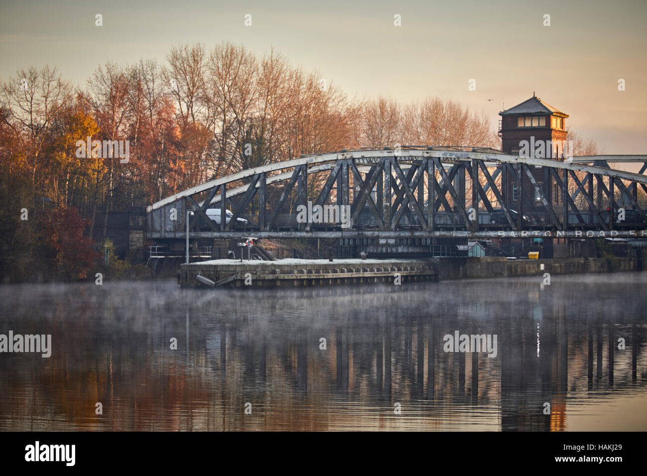 Barton Straße Swing Bridge Road Bridge Manchester Ship Canal Trafford Exemplar Licht Nebel hübsche Wahrzeichen malerischen landschaftlichen Barton schwingen-Aquädukt ca Stockfoto