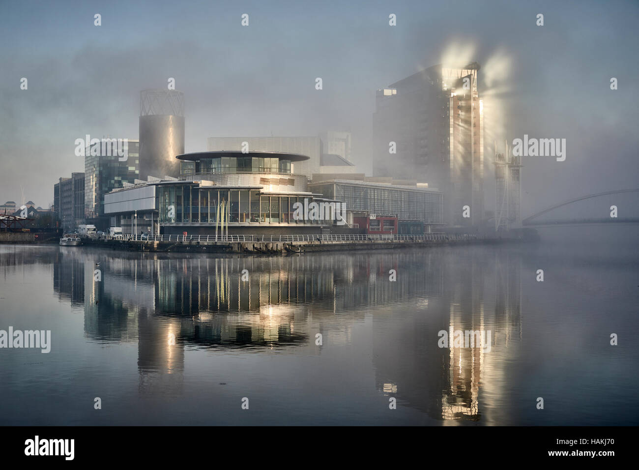 Salford Quays Manchester Lowry Museum Licht Detail Front Nahaufnahme Waterfront Reflexion Exemplar Theater und Galerie komplexe Wellen abstrakt impac Stockfoto