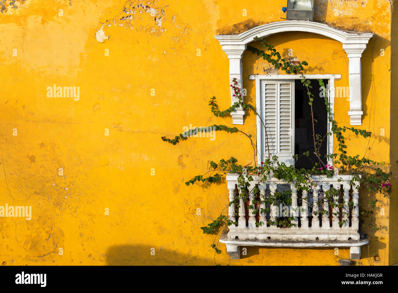 Alten kolonialen Balkon in einem historischen, gelben Gebäude in Cartagena, Kolumbien Stockfoto