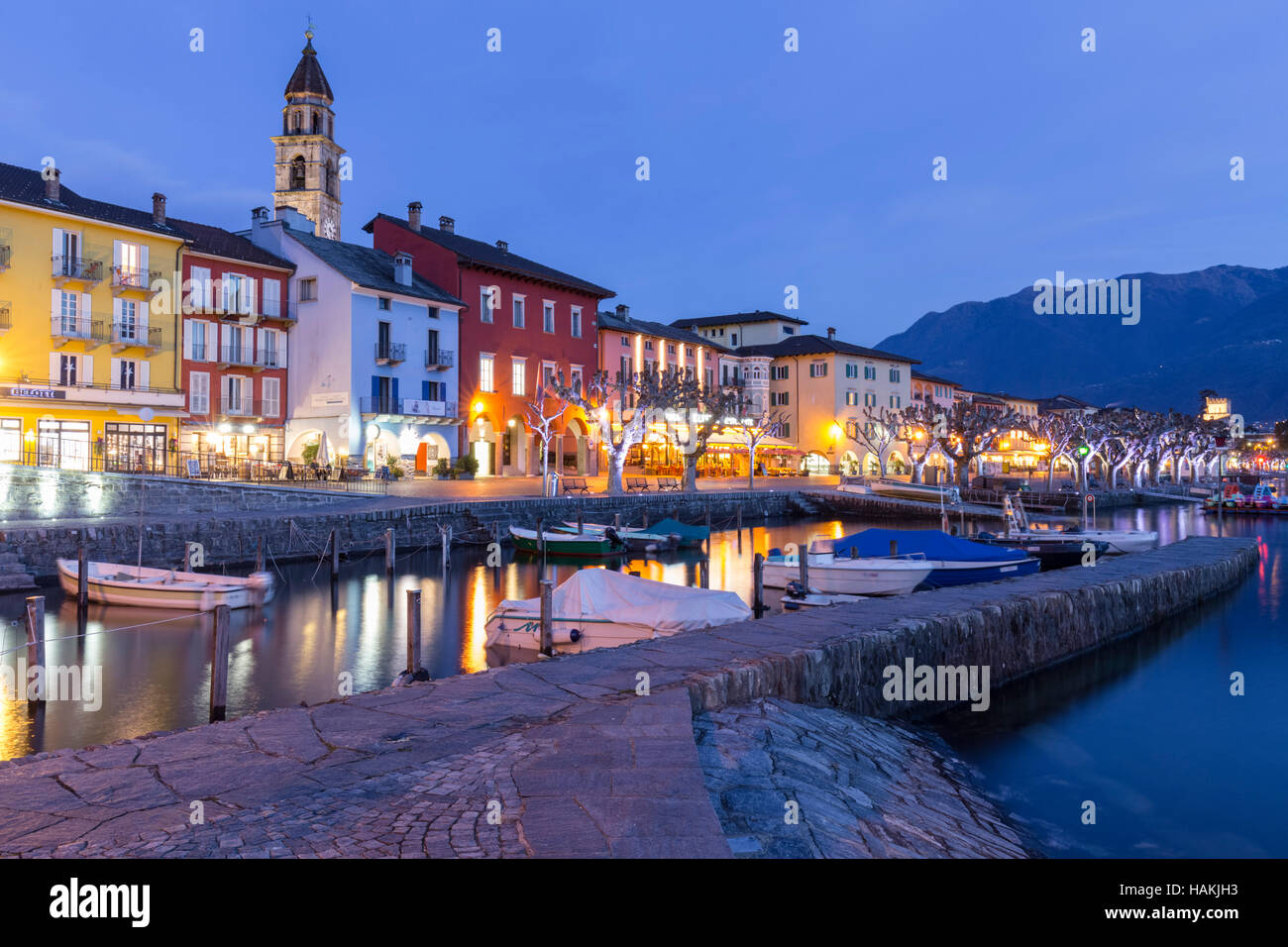 Der kleine Hafen von Ascona vor Lago Maggiore, Kanton Tessin, Schweiz. Stockfoto