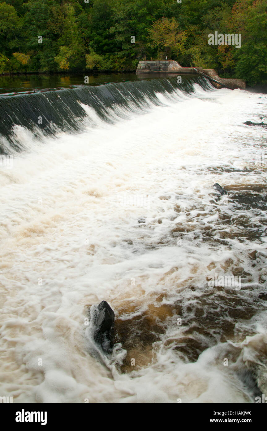 Albion Dam, Blackstone River Radweg, Blackstone River Bikeway State Park, Blackstone River Valley nationaler historischer Park, Rhode Island Stockfoto