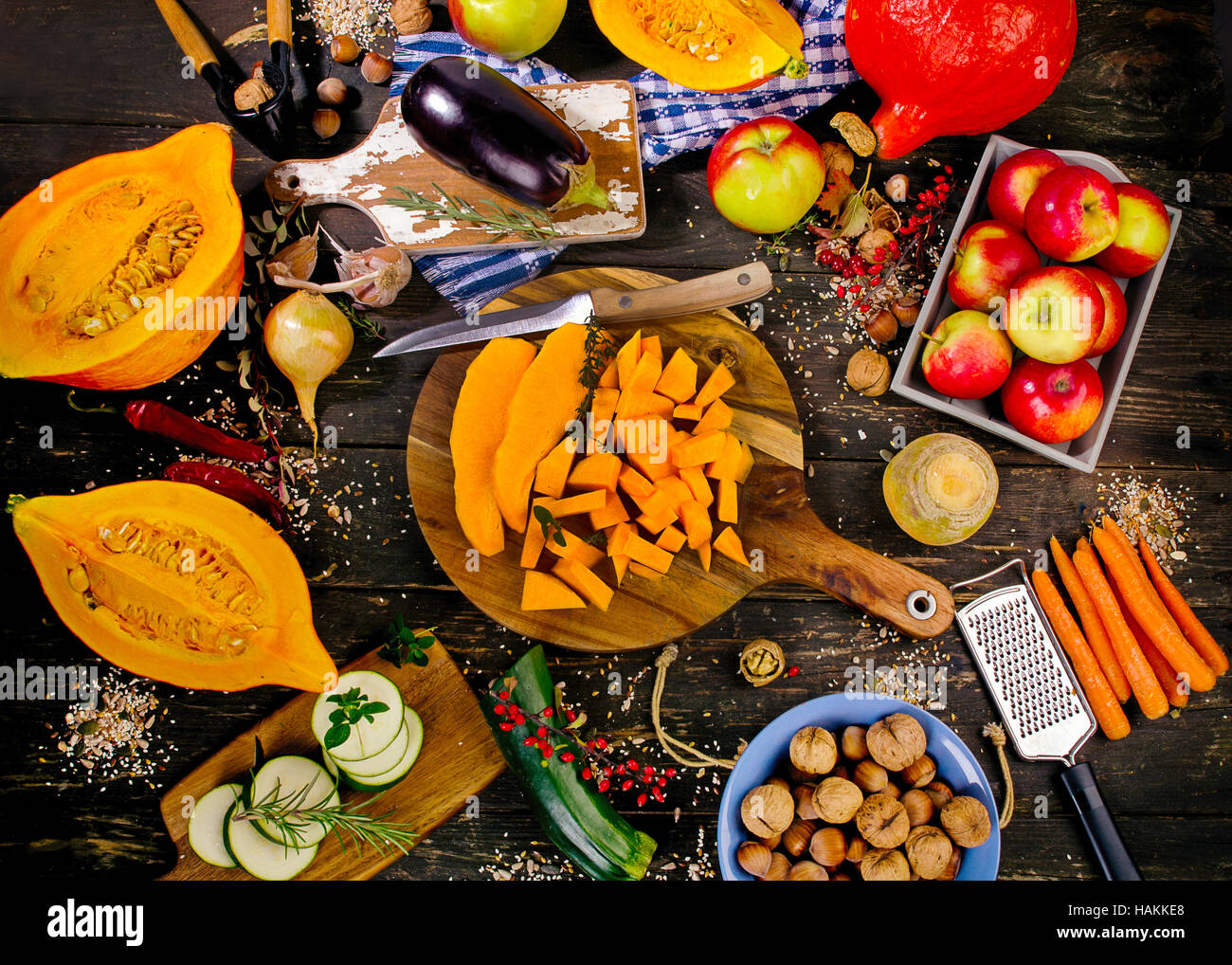 Herbst Gemüse und Obst auf einem dunklen rustikalen hölzernen Hintergrund. Flach zu legen Stockfoto