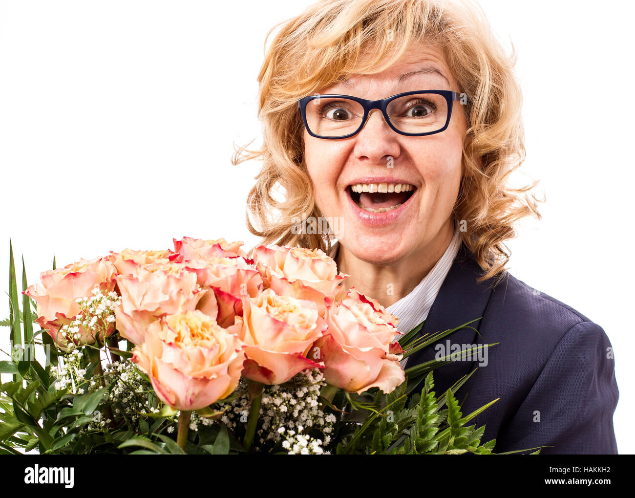 Reife, begeisterte Frau mit Bouquet von rosesisolated Stockfoto