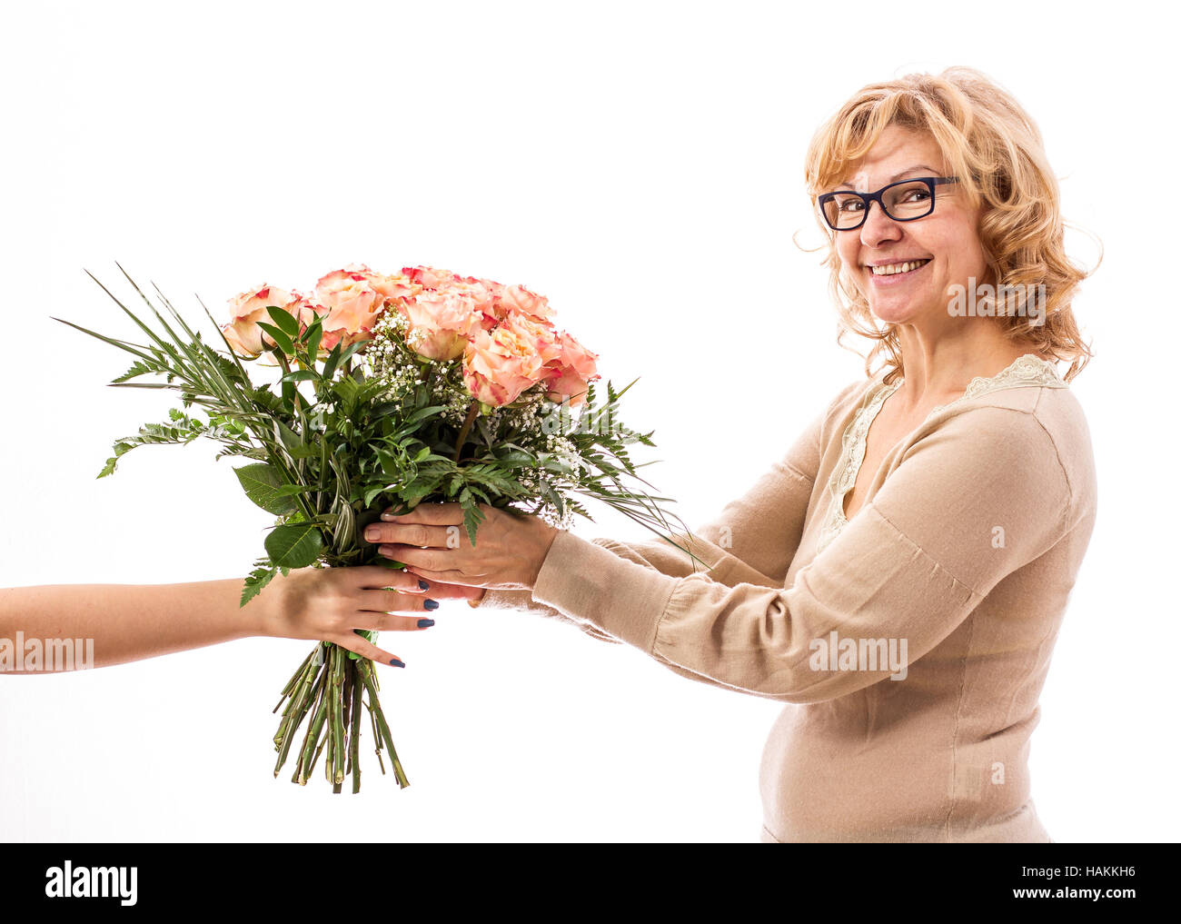 Reife Frau bekommt einen Strauß Rosen, Muttertag, isoliert Stockfoto