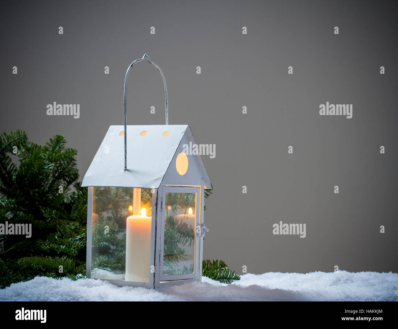 Laterne als Haus im Schnee mit Kerze Stockfoto