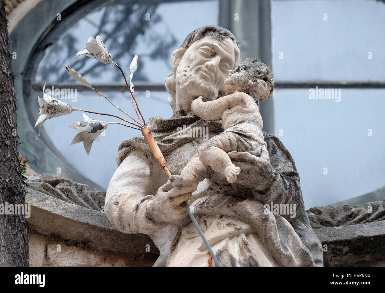 Der Heilige Joseph Holding Jesuskind Portal der St. Joseph Kirche in Dubrovnik, Kroatien am 29. November 2015. Stockfoto