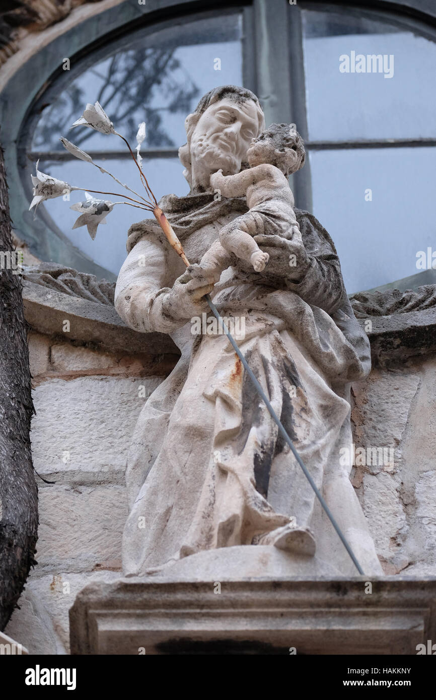 Der Heilige Joseph Holding Jesuskind Portal der St. Joseph Kirche in Dubrovnik, Kroatien am 29. November 2015. Stockfoto