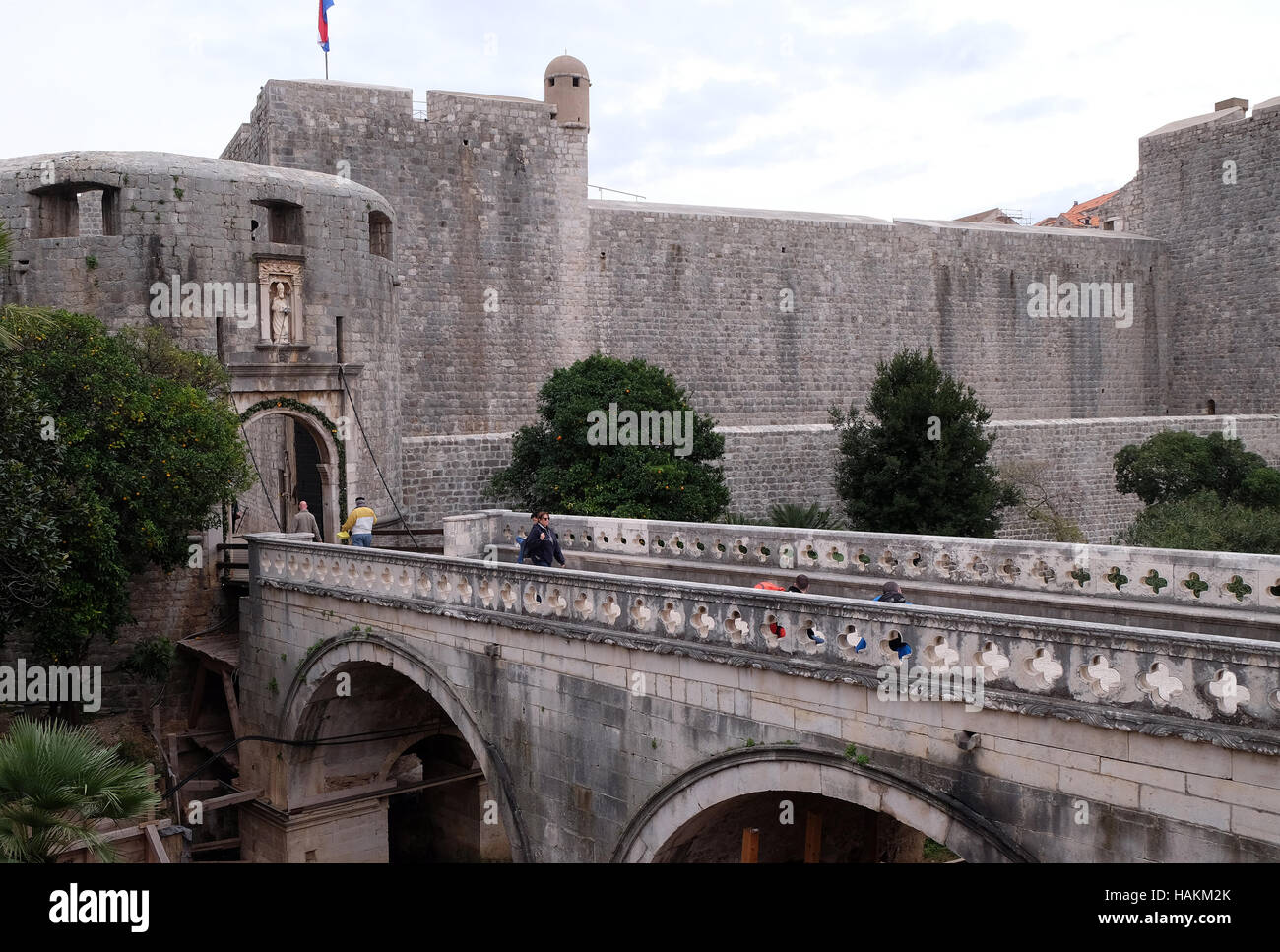 Pile Tor eines der Eingangstore zu der alten ummauerten Stadt Dubrovnik, Kroatien am 1. Dezember 2015. Stockfoto