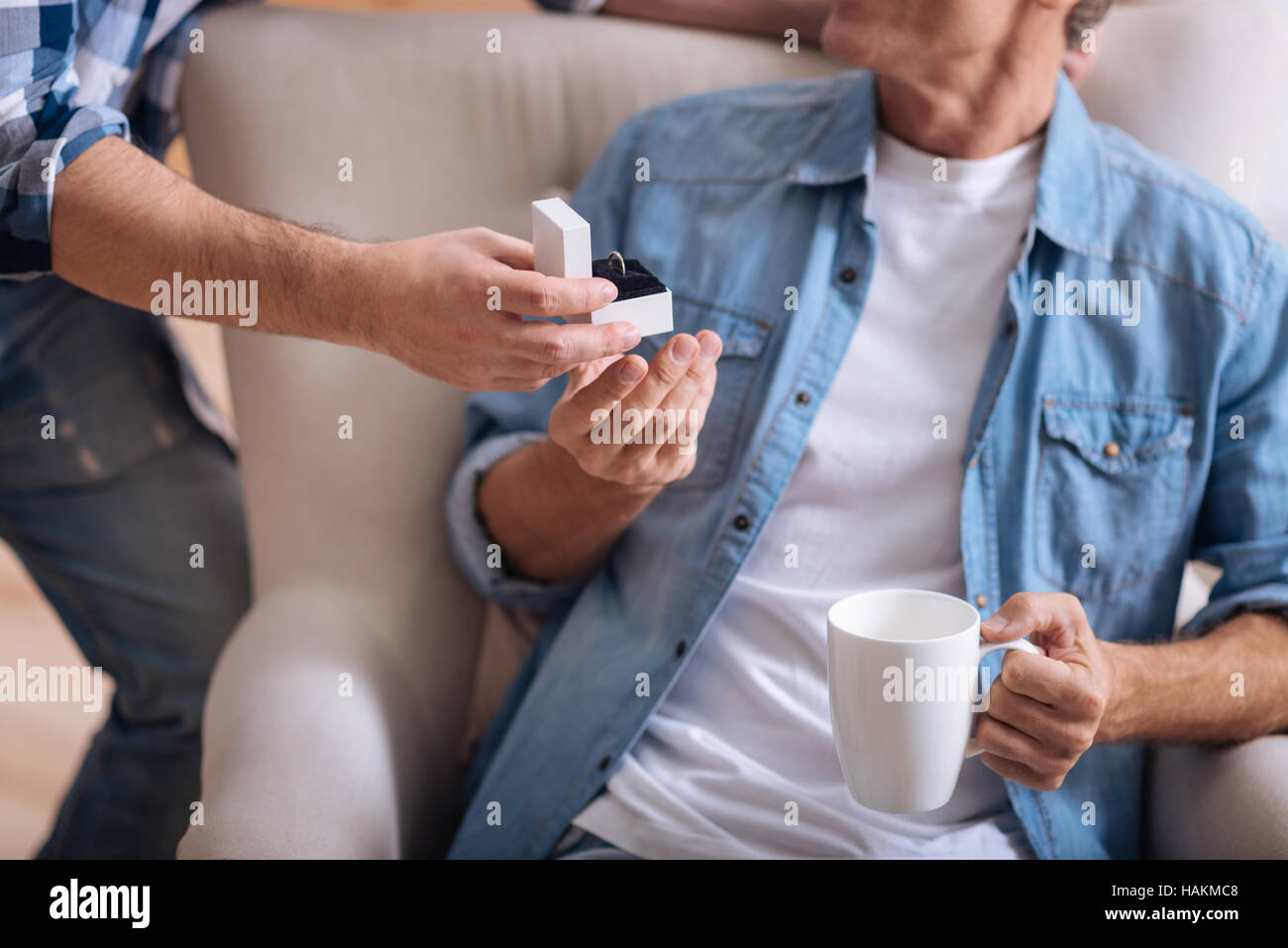 Wunderschöner Ring in Händen eines homosexuellen Mannes Stockfoto