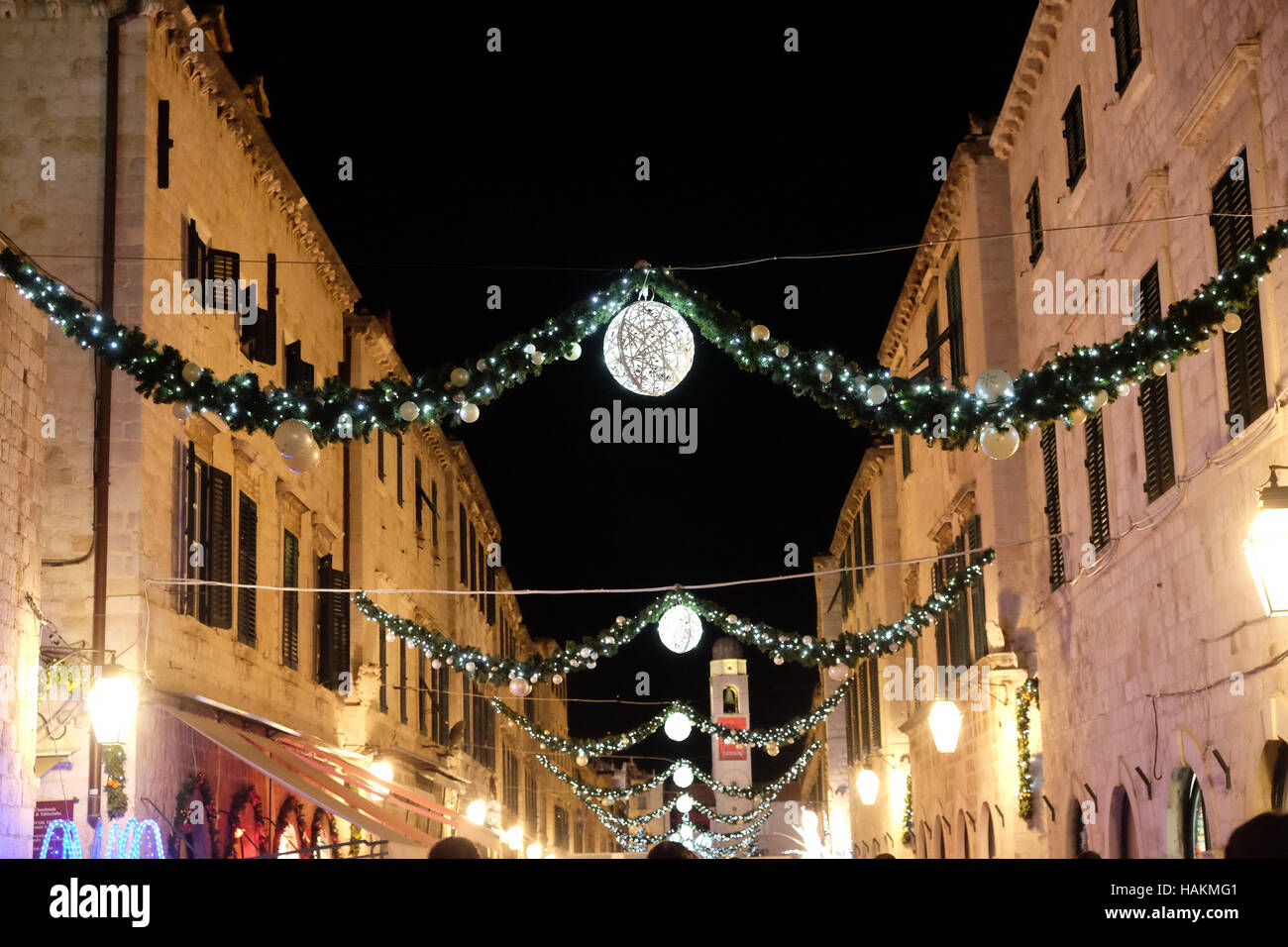 Stradun Straße dekoriert mit Weihnachtsbeleuchtung und Ornamente, glänzend in die romantische Atmosphäre, Dubrovnik, Kroatien Stockfoto