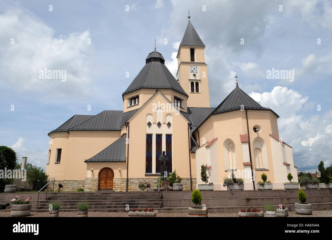 Pfarrkirche der Heiligen Dreifaltigkeit in Krasic, Kroatien Stockfoto