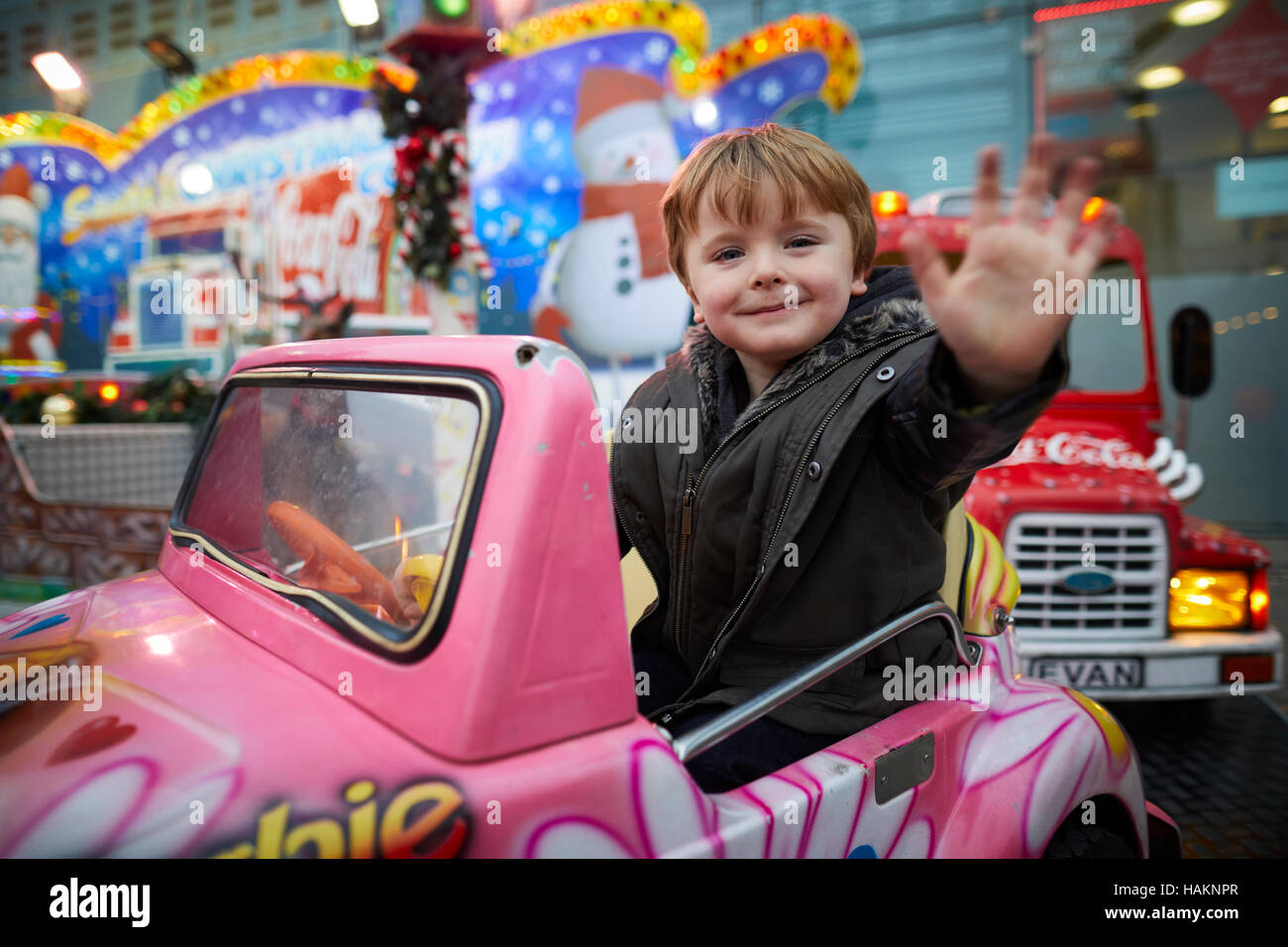 Messegelände fahren Kinder Autos aufzuspüren Kleinkinder Kinder Jugendliche Kind Kleinkinder Jugendliche kleinen Fahrgeschäften Tretautos Weihnachten Winter festliche fest Stockfoto