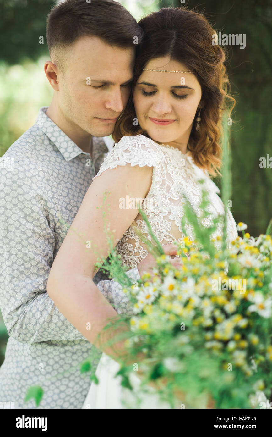 Perfekte Hochzeitspaar halten Luxus Blumenstrauß Stockfoto