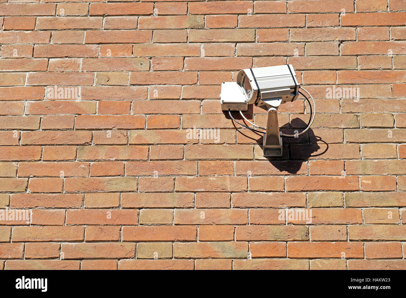 Überwachungskamera.   auf der Mauer im Freien montiert. Stockfoto