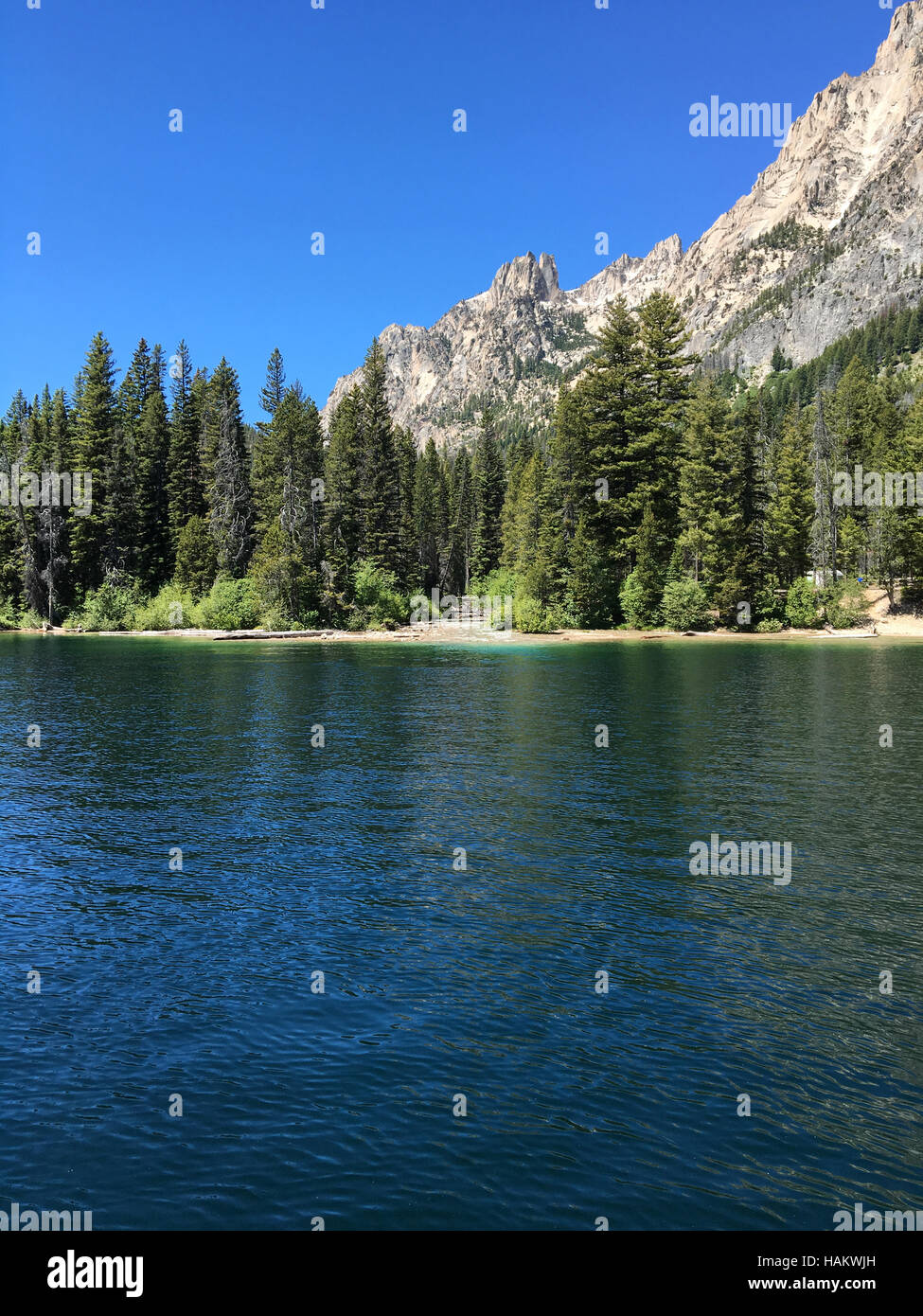 Küste und die Berge Seite auf Rotbarsch Lake, ID, USA, Sommer 2016. Stockfoto