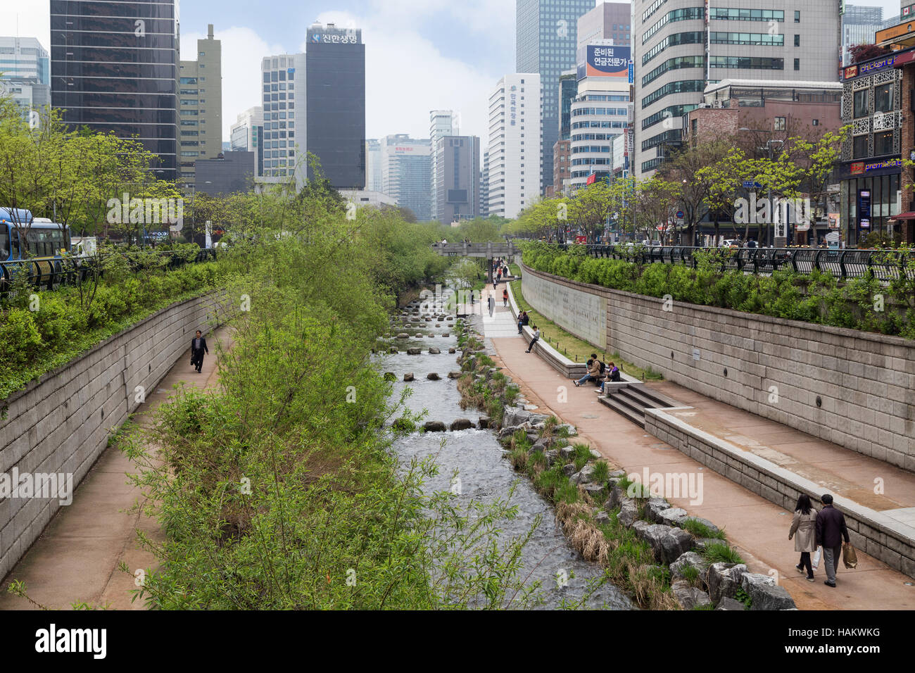 Menschen entlang der Cheonggyecheon Stream und modernen Bürogebäuden in Seoul, Südkorea. Stockfoto