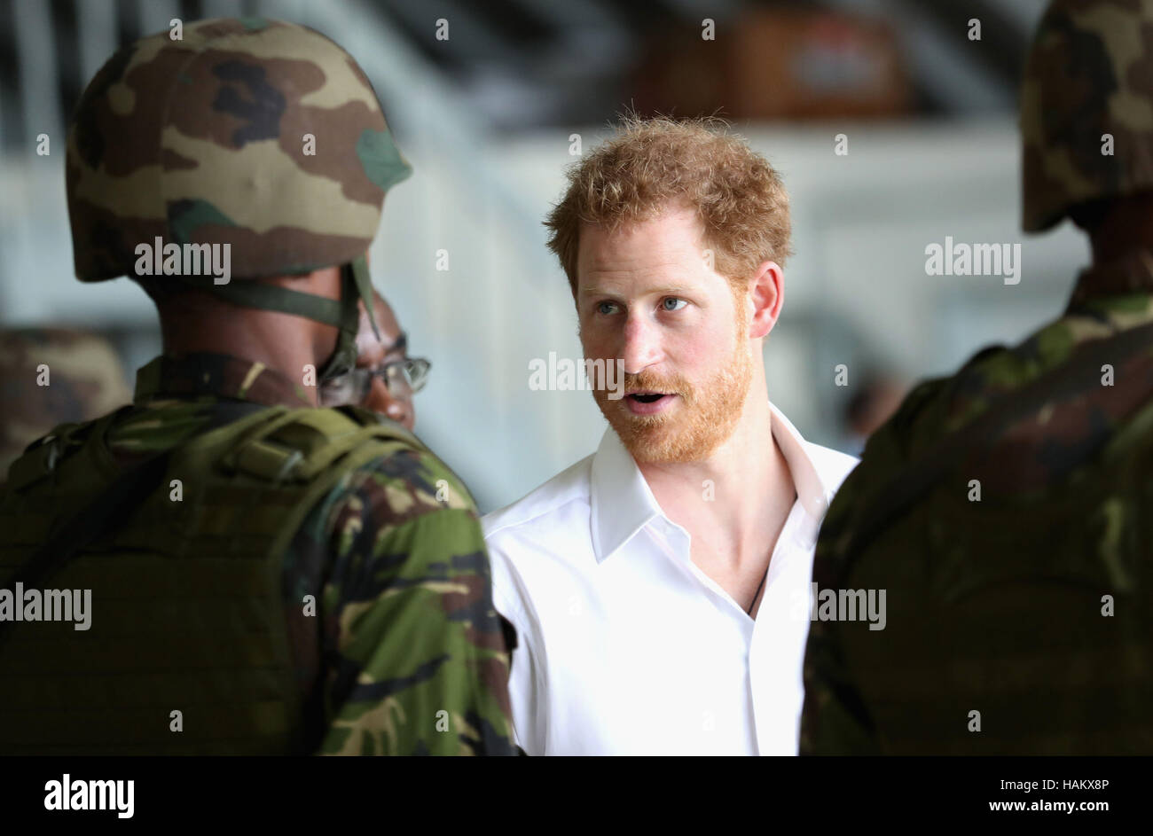 Prinz Harry an Mitglieder der Barbados Verteidigung-Kraft während eines Besuchs in Paragon Basis in Barbados, im Rahmen seiner Tour der Karibik. Stockfoto