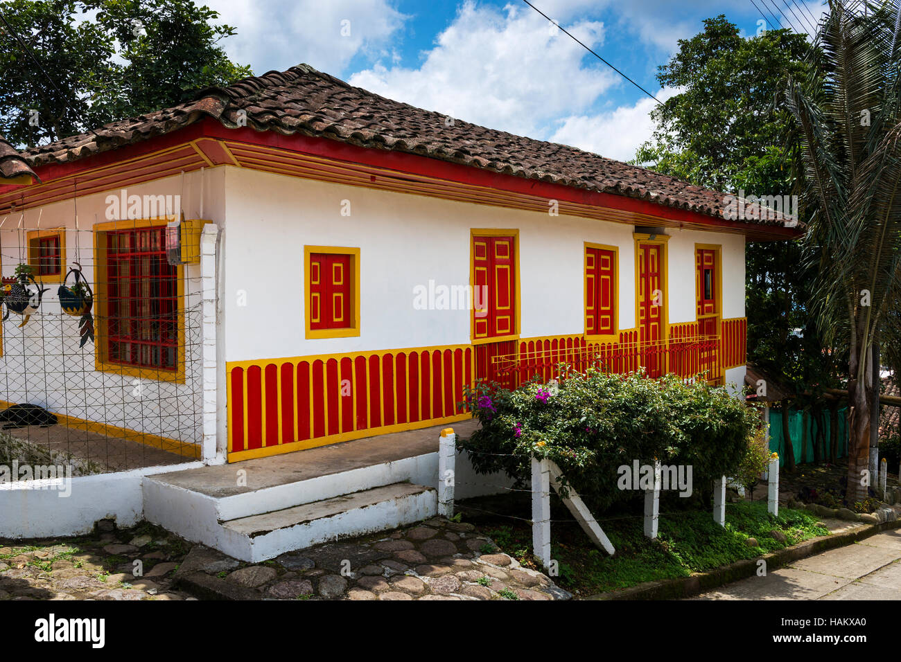 Blick auf ein traditionelles Haus im Kolonialstil, bunt bemalt, in der Stadt von Salento, in Kolumbien, Südamerika; Stockfoto