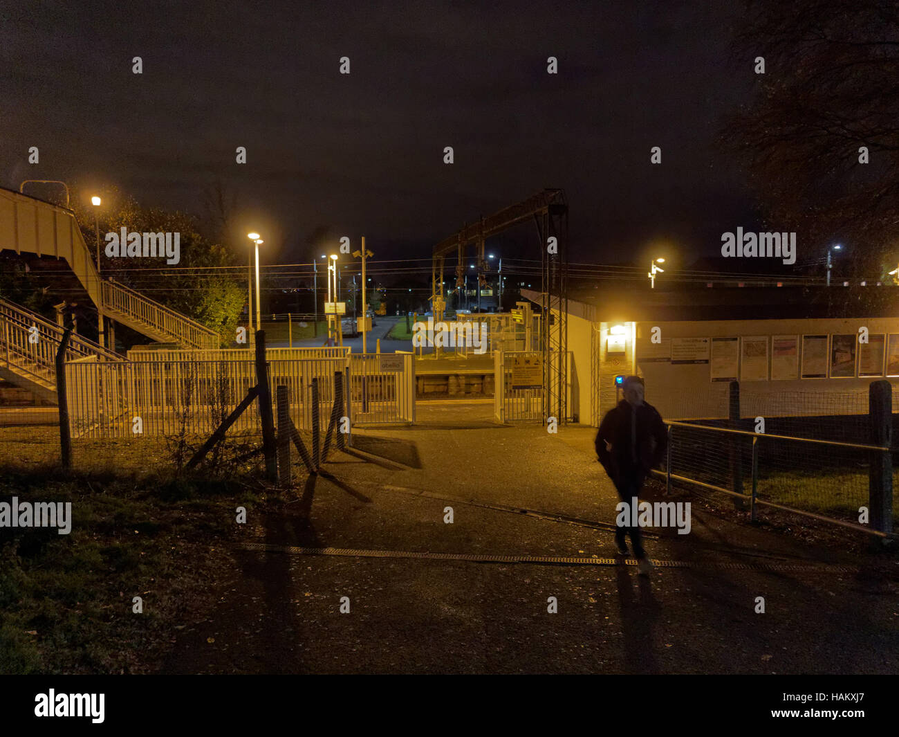 Drumry Railway Station Scotrail bei Lone Nachtmensch im Dunkeln Stockfoto