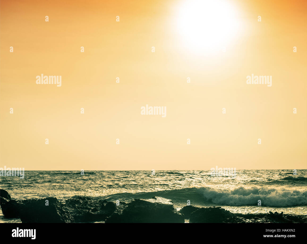 Stein Strand bei Sonnenuntergang Stockfoto