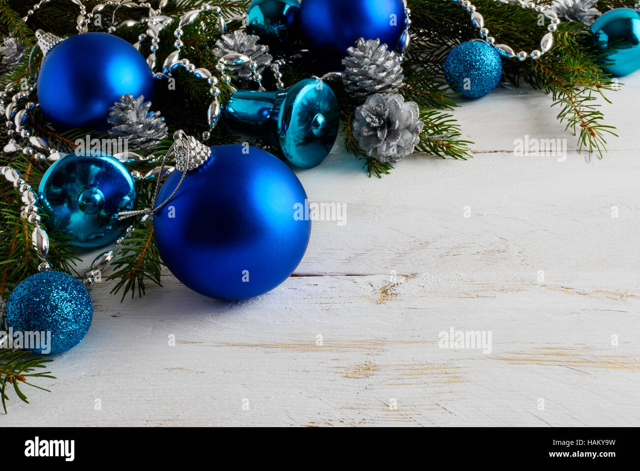 Weihnachten Hintergrund mit blauen Ornamenten, Silberperlen und Tannenzapfen. Weihnachtsgruß Hintergrund mit Silber Dekor.  Kopieren Sie Raum. Stockfoto
