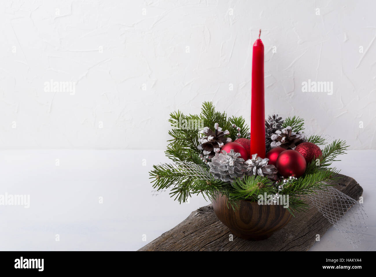 Weihnachten Hintergrund mit roten Kerze und Ornamente Herzstück. Weihnachts-Dekoration mit Silber Dekor.  Kopieren Sie Raum. Stockfoto