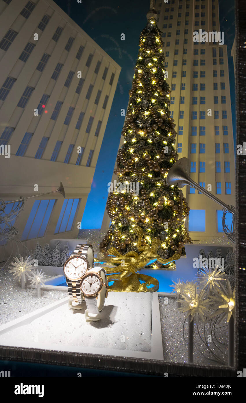 Weihnachtsbaum und Armbanduhren in Tiffany & Co Fenster Anzeige auf der Fifth Avenue in New York City Stockfoto