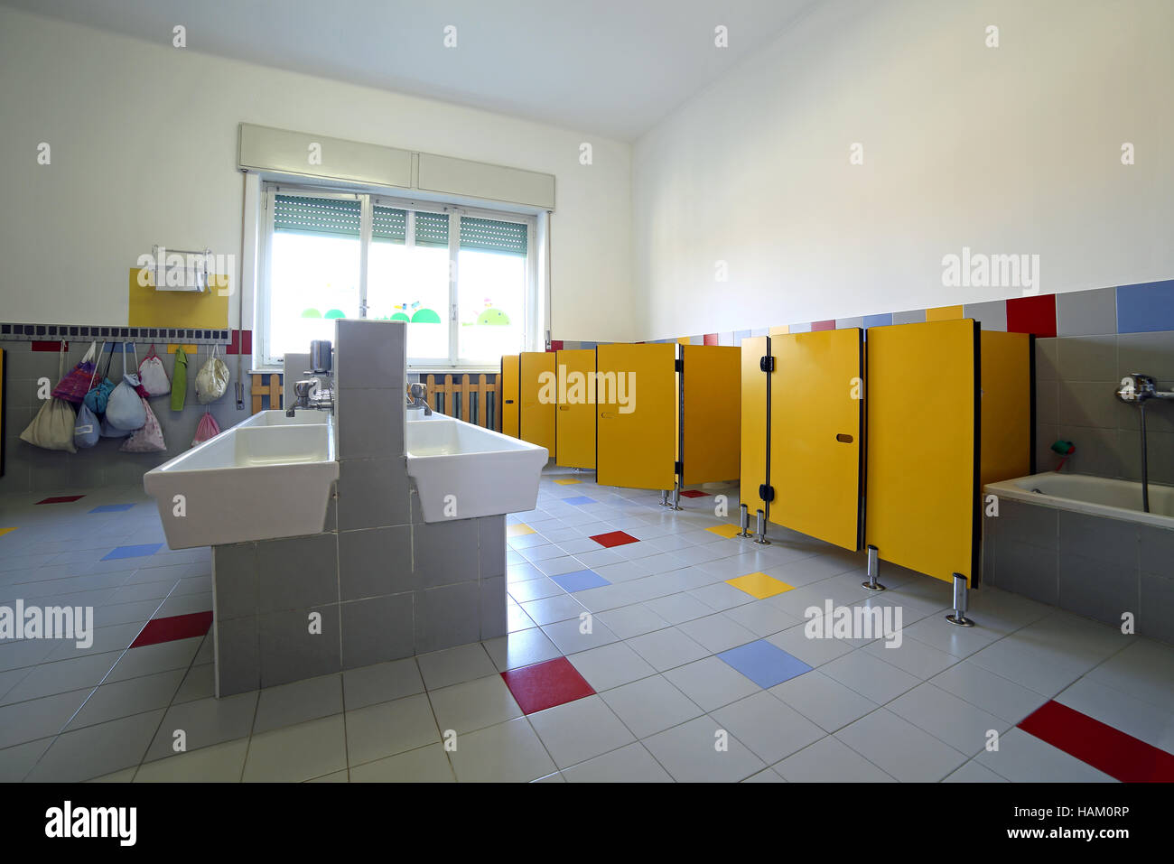 großes Badezimmer Kinderzimmer mit Keramik Waschbecken und Badewanne und Kabinen Stockfoto