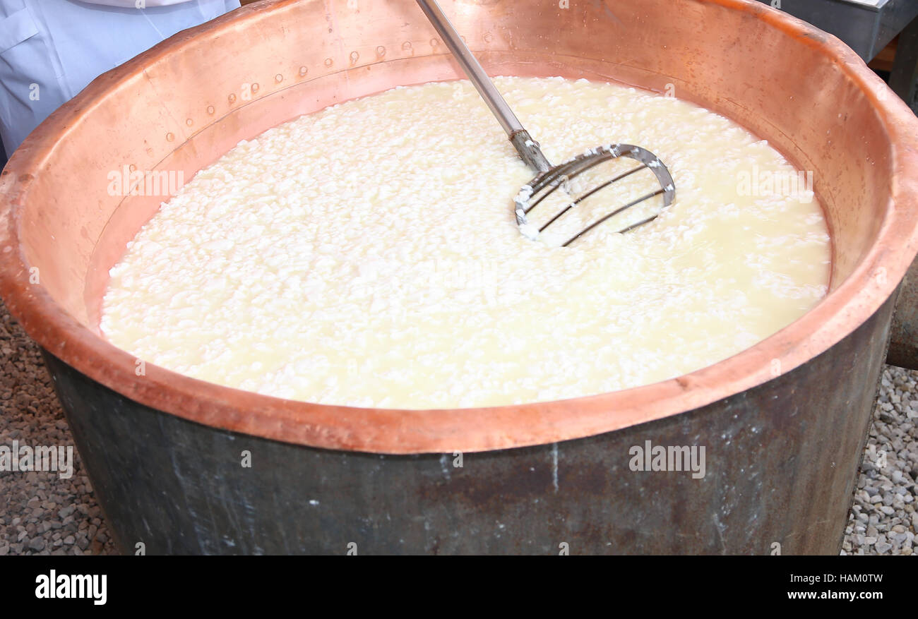 heißen große Kupfer-Kessel mit fermentierter Milch und Lab in der Käserei zu Käse Stockfoto