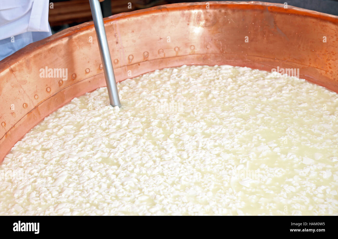 heißen große Kupfer Kessel mit der Sauermilch Hochtemperatur für die Produktion von Käse in die Molkerei gebracht Stockfoto