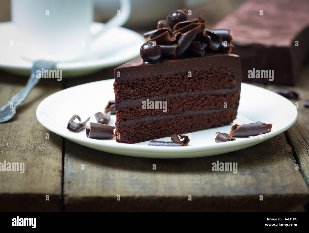 Schokoladen-Kuchen mit Schokolade Curl auf Holz Hintergrund Richtfest Stockfoto