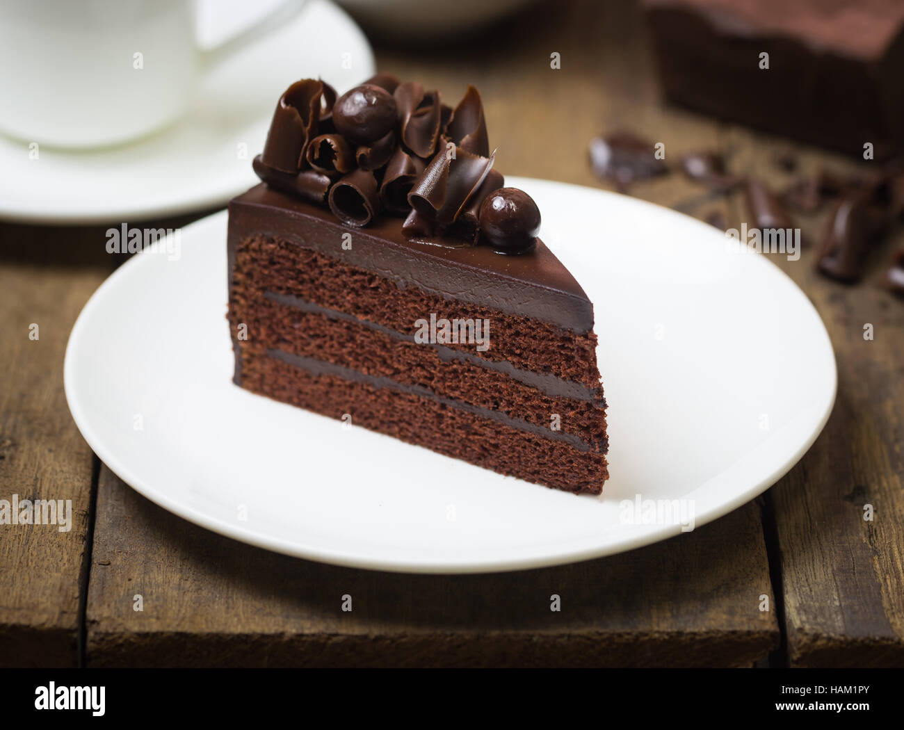 Schokoladen-Kuchen mit Schokolade Curl auf Holz Hintergrund Richtfest Stockfoto