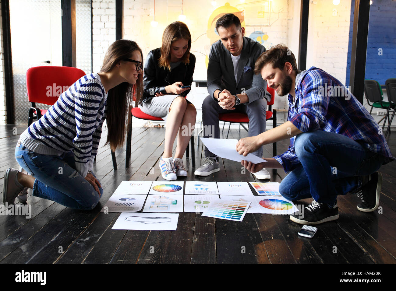 Start Vielfalt Teamwork Brainstorming-Sitzung Concept.Business Kollegen globalen Austausch von Wirtschaft Laptop.People Teamarbeit Planung Start Up.Group jungen Mann Frau, Bericht Stockfoto