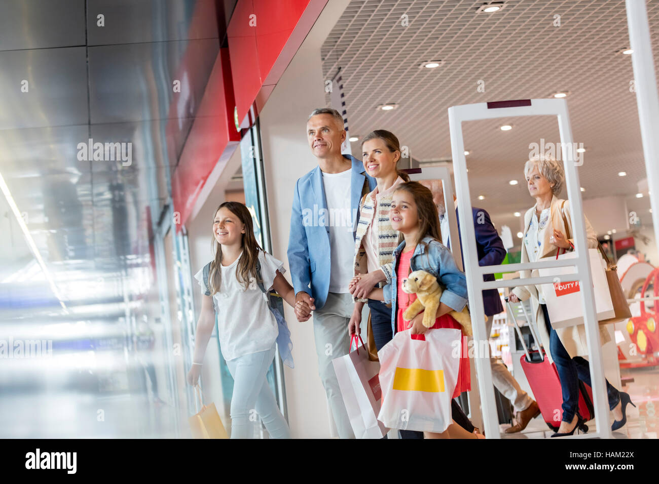 Familie verlassen duty free Shops am Flughafen Stockfoto