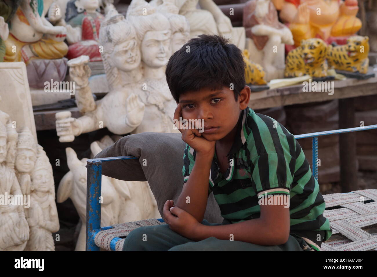 Gott ist hinter mir - das ist eine Straße Foto des indischen am Straßenrand Verkäufer. Verkauf des Hindu-Gottes Götzen & wartet auf Kunden Stockfoto