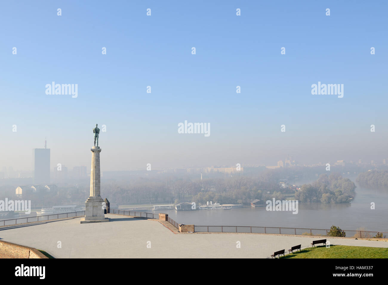 Das Victor-Denkmal mit Blick auf Novi Beograd. Kalemegdan, Belgrad, Serbien Stockfoto