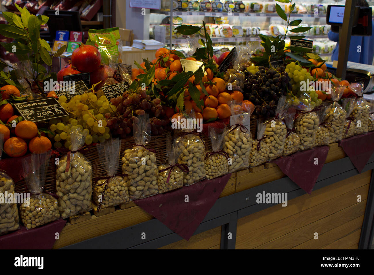 Eataly berühmten Food Store-Markt: Sortiment verschiedener Art von Trockenobst mit Preisen zum Verkauf in Reformhäuser, innen Stockfoto